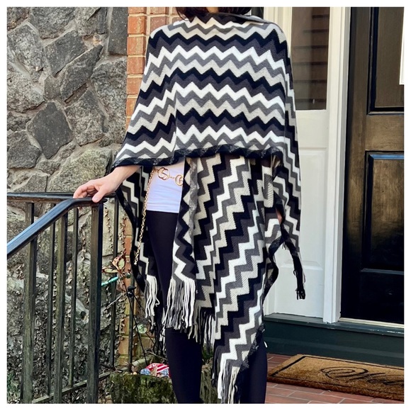 BOHO FABULOUS KNIT FRINGED PONCHO SHAWL - Picture 6 of 9